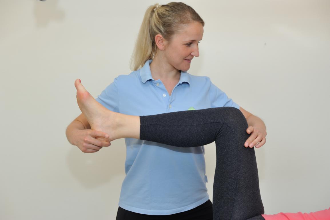Physiotherapie im Rahmen der Rehabilitation nach einer Knie-OP